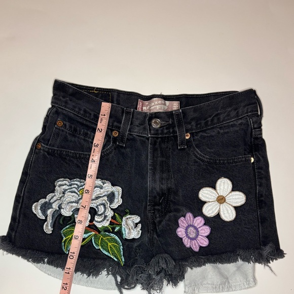 Levi’s Jean Shorts Distressed Flower Patches Black Size 16 Girl - Picture 4 of 7